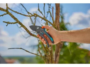 Zahradní nůžky PremiumCut Pro, suché dřevo, kovadlinkové, průměr stříhané větve do 24 mm Gardena