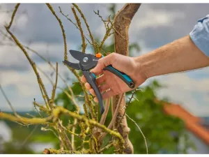 Zahradní nůžky PremiumCut Pro, suché dřevo, kovadlinkové, průměr stříhané větve do 24 mm Gardena